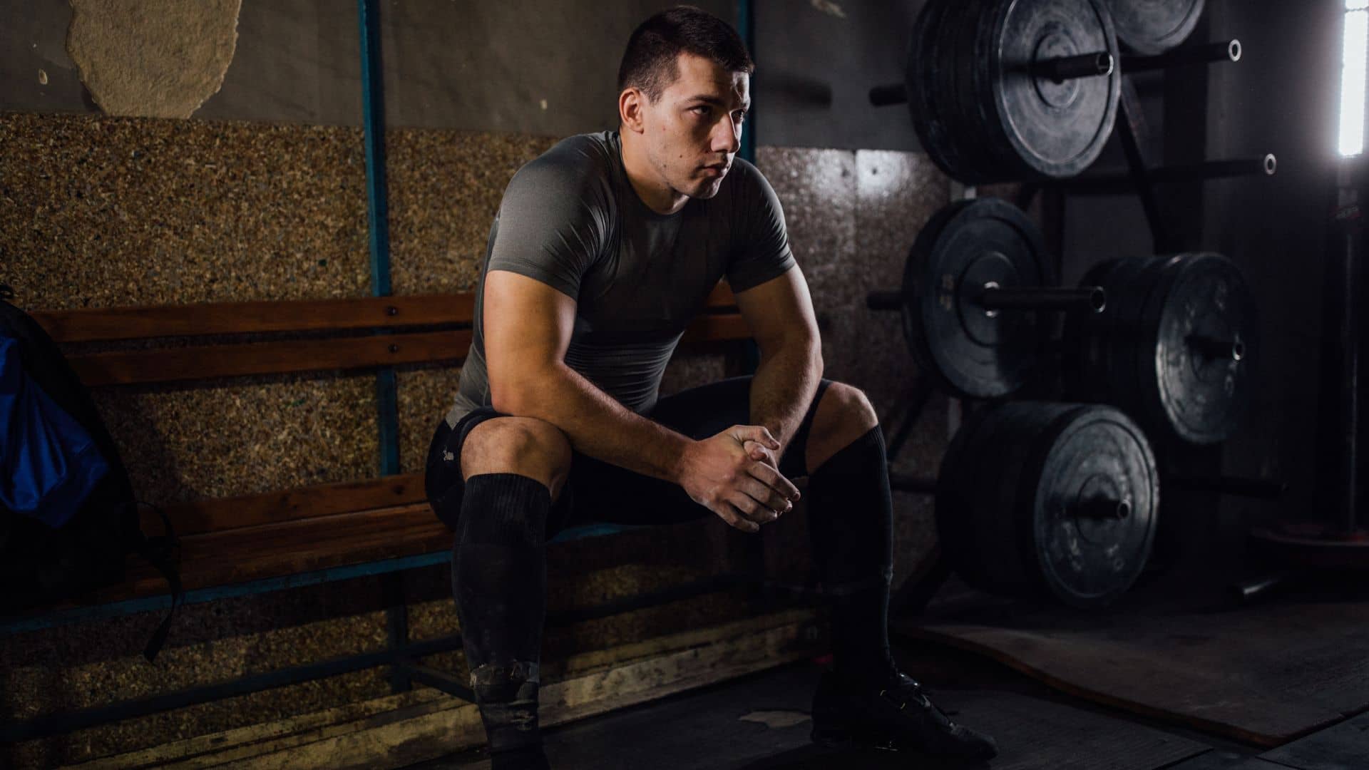 Guy concentrating before powerlifting