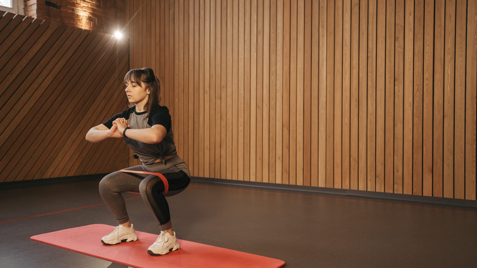 RESISTANCE BAND SQUAT