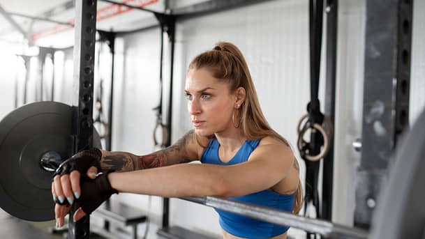 medium-shot-woman-with-barbell.j