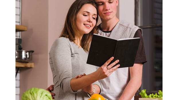 Free photo upset young couple in quarrel in kitchen